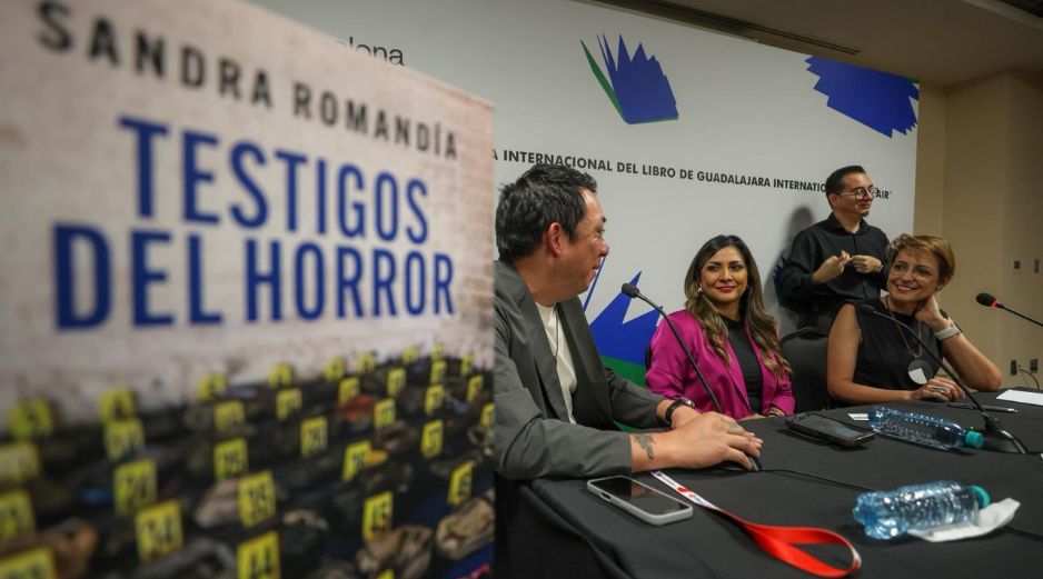 Sandra Romandía (rosa) durante la presentación de “Testigos del horror” en la FIL 2025. EL INFORMADOR / A. Navarro