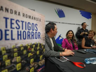 Sandra Romandía (rosa) durante la presentación de “Testigos del horror” en la FIL 2025. EL INFORMADOR / A. Navarro