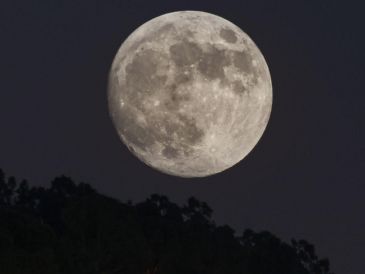 La llamada Superluna Fría coincide con la llegada del invierno, convirtiéndose en una de las fases lunares más esperadas de diciembre. CANVA