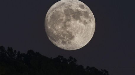 La llamada Superluna Fría coincide con la llegada del invierno, convirtiéndose en una de las fases lunares más esperadas de diciembre. CANVA