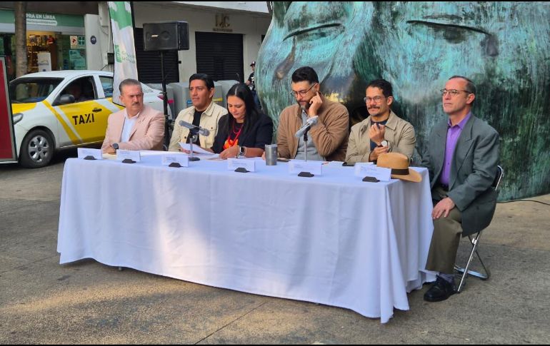 Parte de la decoración incluye la colocación de ornato en el Centro Histórico tapatío que invita a disfrutar de un ambiente navideño. EL INFORMADOR / M. Hernández