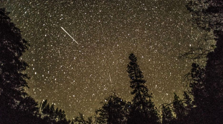 Para vivir la experiencia plenamente, se recomienda observar desde lugares abiertos y alejados de la ciudad, bajo un cielo lo más despejado posible. CANVA