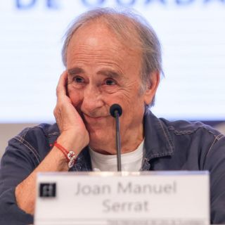 Entre gritos y desorden, Serrat abandona su diálogo con mil jóvenes en la FIL