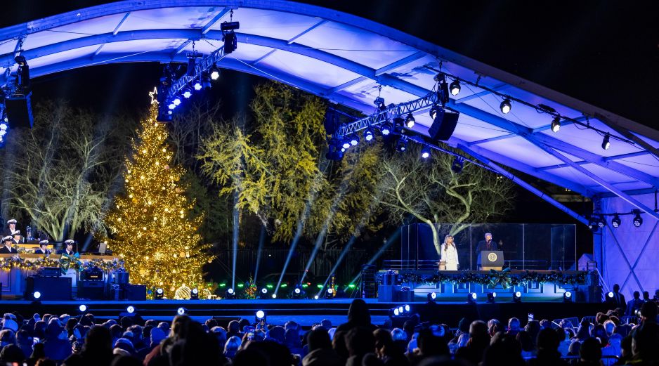 Durante la ceremonia, el mandatario realizó un conteo regresivo y pidió a la primera dama realizar el acto simbólico de encender el abeto. EFE / J. Lo Scalzo