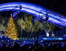 Durante la ceremonia, el mandatario realizó un conteo regresivo y pidió a la primera dama realizar el acto simbólico de encender el abeto. EFE / J. Lo Scalzo