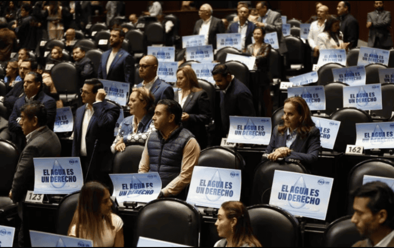 A las 14:30 horas, el pleno comenzó la discusión, por lo que los diputados tan sólo tuvieron dos horas y media para estudiar un dictamen de 556 páginas, y 50 modificaciones que hizo la Comisión. SUN / ARCHIVO