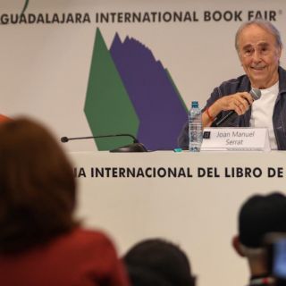 Joan Manuel Serrat reflexiona sobre poesía, migración y democracia ante mil jóvenes en la FIL