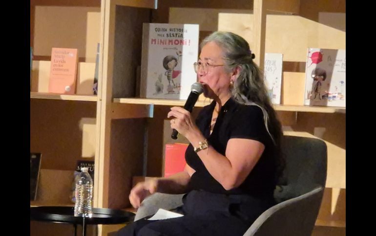 Cristina Rivera Garza, autora del prólogo del libro y ganadora del Premio Pulitzer 2024, tomó la palabra para describir la potencia del proyecto. EL INFORMADOR / F. Salcedo