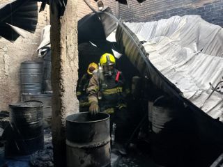Las llamas consumieron la parte trasera del negocio, donde se resguardaban los productos. ESPECIAL/ PC y Bomberos de Guadalajara.