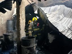 Las llamas consumieron la parte trasera del negocio, donde se resguardaban los productos. ESPECIAL/ PC y Bomberos de Guadalajara.