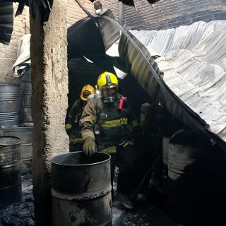 Incendio en fábrica de solventes en Guadalajara deja dos lesionados