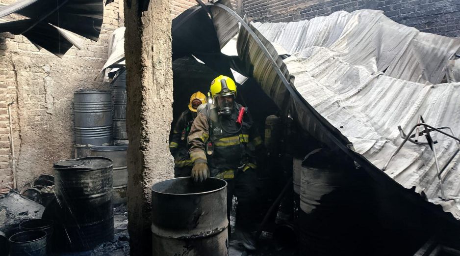 Las llamas consumieron la parte trasera del negocio, donde se resguardaban los productos. ESPECIAL/ PC y Bomberos de Guadalajara.