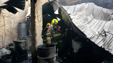 Las llamas consumieron la parte trasera del negocio, donde se resguardaban los productos. ESPECIAL/ PC y Bomberos de Guadalajara.