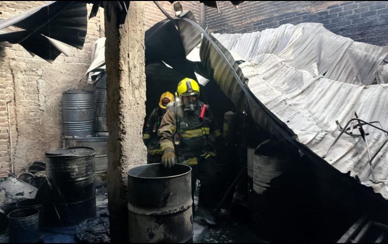 Las llamas consumieron la parte trasera del negocio, donde se resguardaban los productos. ESPECIAL/ PC y Bomberos de Guadalajara.