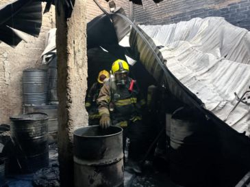 Las llamas consumieron la parte trasera del negocio, donde se resguardaban los productos. ESPECIAL/ PC y Bomberos de Guadalajara.