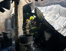 Las llamas consumieron la parte trasera del negocio, donde se resguardaban los productos. ESPECIAL/ PC y Bomberos de Guadalajara.