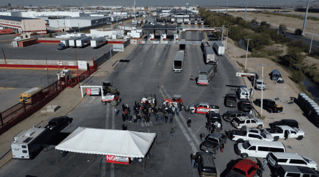 Agricultores bloquean el Puente Internacional Zaragoza durante una protesta en contra de la nueva Ley de Aguas Nacionales este miercoles, en Ciudad Juárez, Chihuahua. EFE/ L. TORRES
