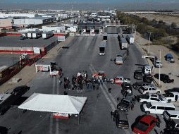 Agricultores bloquean el Puente Internacional Zaragoza durante una protesta en contra de la nueva Ley de Aguas Nacionales este miercoles, en Ciudad Juárez, Chihuahua. EFE/ L. TORRES