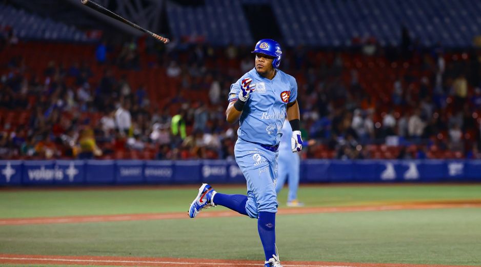 Reynaldo Rodríguez comienza a recorrer las bases después de pegar un jonrón. El colombiano produjo tres de las cuatro carreras de los Charros. CORTESÍA/Charros de Jalisco