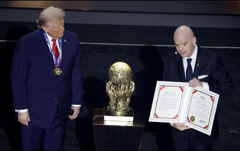 Previo al sorteo del Mundial 2026, Trump afirmó no haber sido notificado del Premio FIFA de la Paz, aunque destacó sus logros diplomáticos. EFE/S. Hew