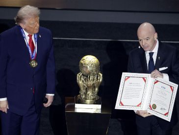 Previo al sorteo del Mundial 2026, Trump afirmó no haber sido notificado del Premio FIFA de la Paz, aunque destacó sus logros diplomáticos. EFE/S. Hew