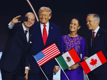 Donald Trump y Claudia Sheinbaum se reunieron brevemente este viernes durante la ceremonia del sorteo del Mundial 2026 en Washington. EFE / O. Guzmán
