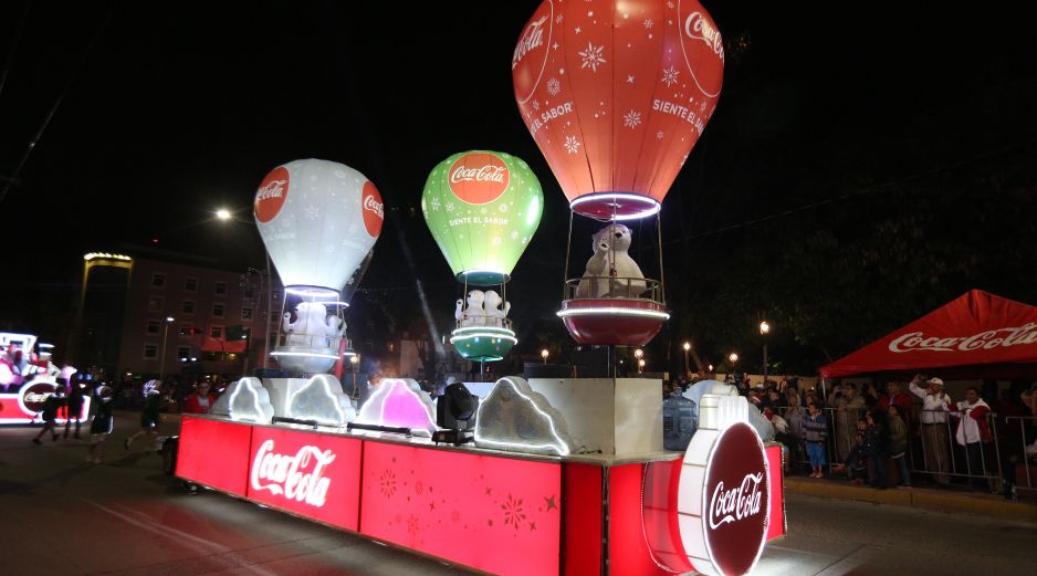 La Caravana Coca-Cola deslumbra con sus luces, música y personajes que transforman cada calle en un escenario lleno de magia navideña. EL INFORMADOR/ARCHIVO