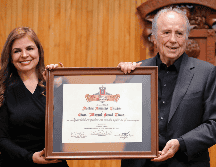 La rectora de la Universidad de Guadalajara Karla Planter entrega al cantautor español Joan Manuel Serrat el reconocimiento doctor 'honoris causa'.  EFE/ Francisco Guasco