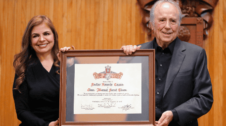 La rectora de la Universidad de Guadalajara Karla Planter entrega al cantautor español Joan Manuel Serrat el reconocimiento doctor 'honoris causa'.  EFE/ Francisco Guasco