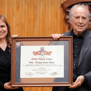 Serrat recibe un doctorado honoris causa que fortalece su 'cadena de amor' por México