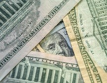 En el balance semanal, el dólar estadounidense acumuló una baja de 0.68%, y en el comparativo anual aún refleja una depreciación de 12.79%. FREEPIK