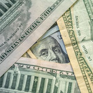 Peso mexicano cierra con ligera ganancia y consolida su fortaleza ante el dólar