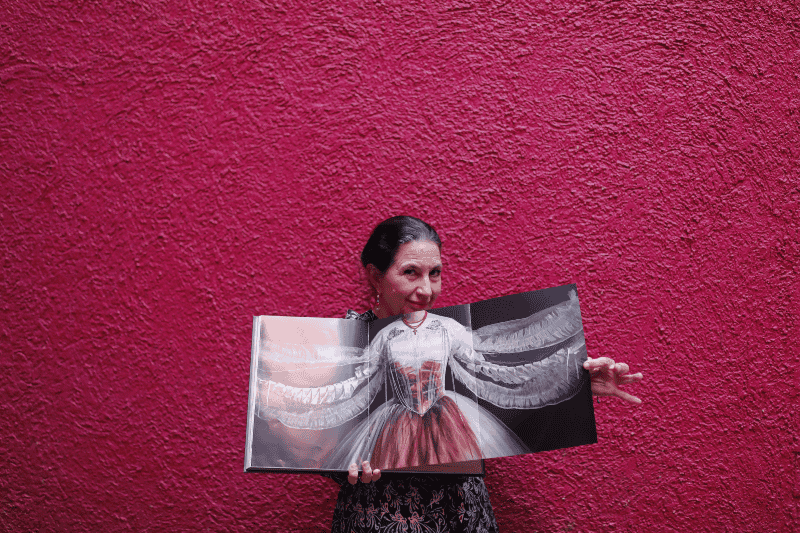 La escritora mexicana Deborah Holtz e Imágenes del detrás de cámaras, el proceso de diseño de arte y el talento mexicano que conformó la película ‘Frankenstein’  EFE/ Francisco Guasco