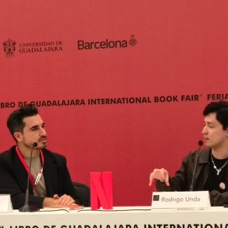 Entre asombro y gratitud, Javier Castillo celebra en la FIL su éxito en Netflix