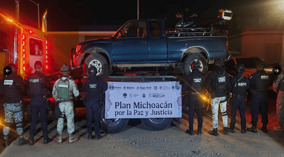 los agentes les incautaron ocho armas de fuego, 438 cartuchos, cinco kilogramos de marihuana y diversas dosis de metanfetamina, así como cinco vehículos. X / @GabSeguridadMX 