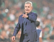 A Javier Aguirre no le genera comodidad tener que esperar hasta marzo para conocer a su tercer rival en el Mundial. AFP/A. Herrera