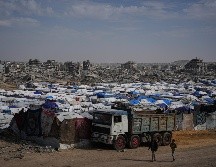 Tiendas de campaña que albergan a palestinos desplazados se alzan entre la destrucción causada por la ofensiva militar israelí en Ciudad de Gaza. AP/A. Kareem