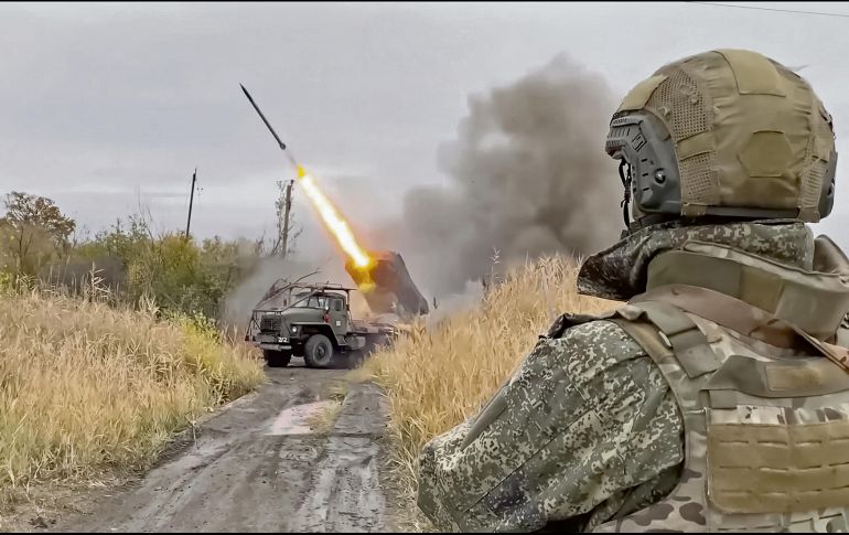 Una batería de artillería rusa apunta contra las posiciones del Ejército ucraniano. EFE