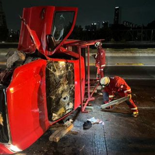 Bomberos de Zapopan atienden volcadura en Periférico y Acueducto