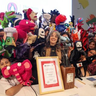 Elena Ospina recibe el Homenaje La Catrina 2025 en la FIL Guadalajara