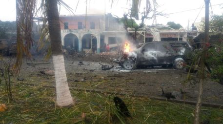 De acuerdo con autoridades locales, el estallido ocurrió poco antes del mediodía de este sábado, justo frente a la presidencia municipal. ESPECIAL.