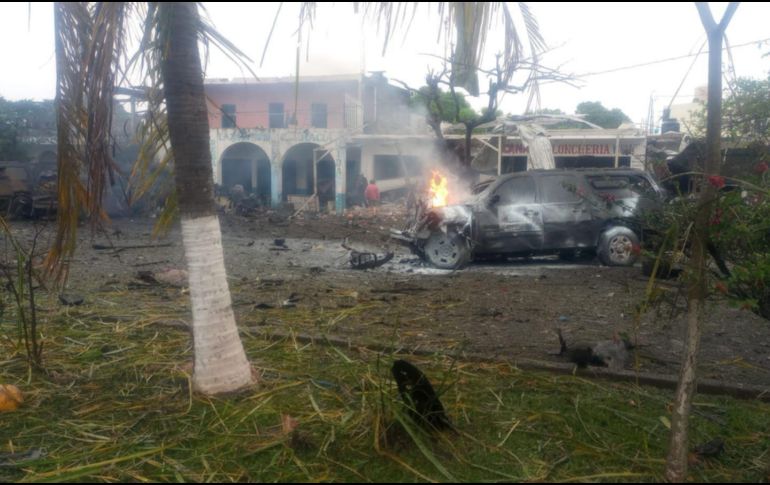 De acuerdo con autoridades locales, el estallido ocurrió poco antes del mediodía de este sábado, justo frente a la presidencia municipal. ESPECIAL.