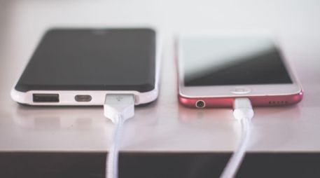 El uso continuo de apps como Netflix, TikTok o Spotify puede disminuir la vida útil de la batería debido a su alto consumo de recursos. CANVA