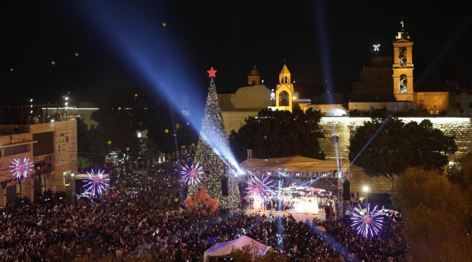 Encienden luces navideñas en la plaza del Ayuntamiento de Belén, frente a la Basílica de la NatividadEFE/ATEF SAFADI