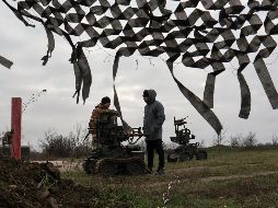 Ante los problemas de energía, el Ejército ucraniano, ha acelerado la construcción de drones e incluso robots para intervenir en batalla. EFE/Servicio de Prensa de la 65 Brigada Mecanizada