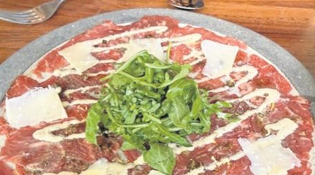 Carpaccio de res. Preparado con carne prime. ESPECIAL