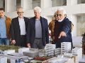 Richard Gere escucha la presentación del proyecto del Museo de Ciencias Ambientales, donde se expusieron investigaciones sobre biodiversidad. CORTESÍA