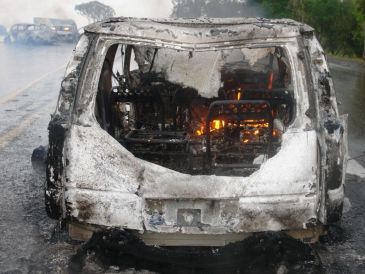 Desde el 10 de noviembre, México ha reforzado la seguridad en Michoacán, tras el asesinato de Carlos Manzo. Imagen de archivo de un auto incendiado en el estado. EFE/STR