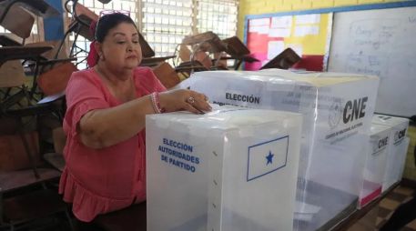 La consejera presidenta del ente electoral de Honduras, Ana Paola Hall, atribuyó este sábado a 