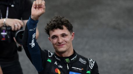 La carrera en el circuito de Yas Marina no fue un espectáculo de rebases ni de duelos rueda a rueda; fue, más bien, una batalla de nervios en la que Norris supo conducirse hasta el triunfo. EFE / A. Haider